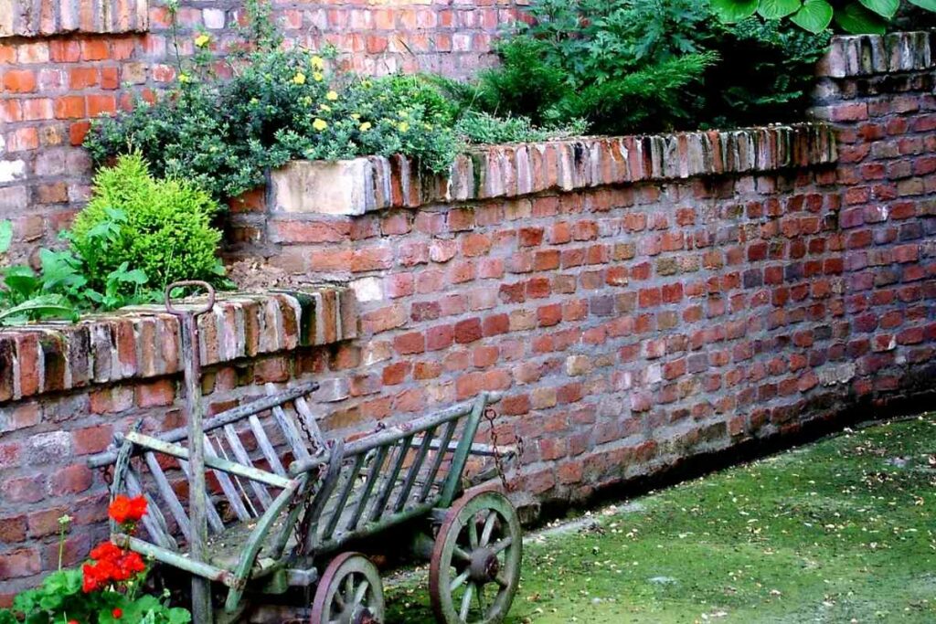 Amazingly Clever Outdoor Wall Decor Ideas